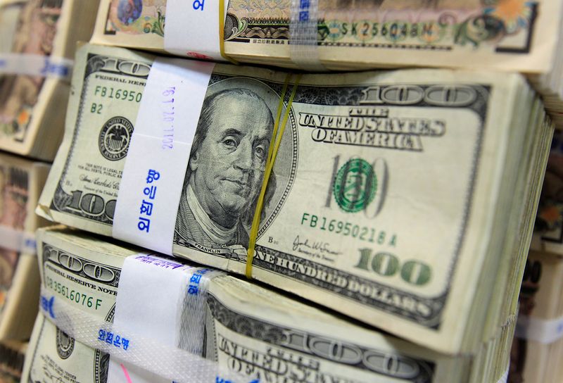 الدولار يرتفع بعد ميل الاحتياطي الاتحادي للتشديد