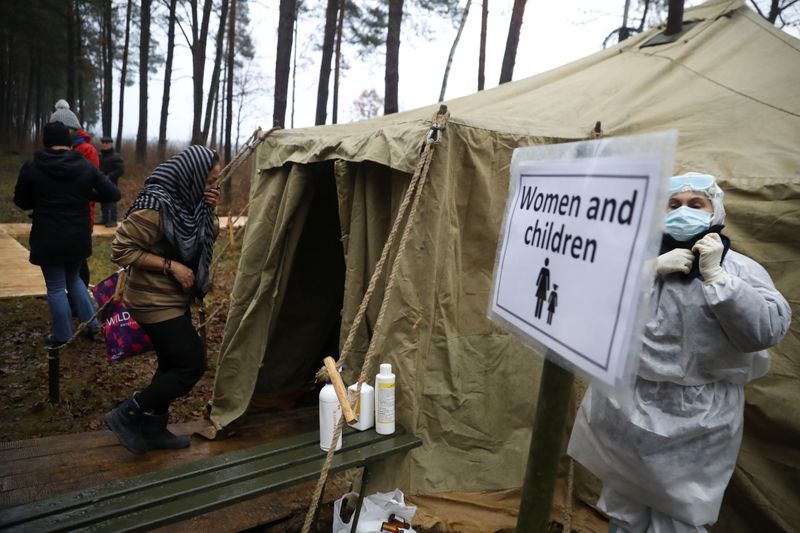 &copy; Reuters. 　１１月２４日、ポーランドのモラウィエツキ首相は、ベラルーシ国境からの移民流入問題についてフランスのマクロン大統領と会談した。写真はベラルーシ・ポーランド国境近くに設置さ