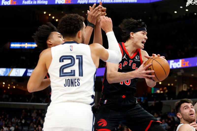 &copy; Reuters. 　ＮＢＡは２４日、各地で試合を行い、渡辺雄太（写真右）が出場したラプターズがグリズリーズを１２６─１１３で下した。（２０２１年　ロイター/Petre Thomas-USA TODAY Sports）