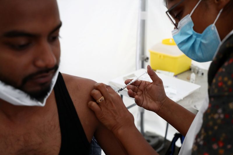 &copy; Reuters. フランスは、新型コロナウイルスの新たな感染拡大の波抑制のため、ワクチンの３回目の追加接種（ブースター接種）対象を全成人とするほか、マスク着用義務の強化や衛生パスチェックの