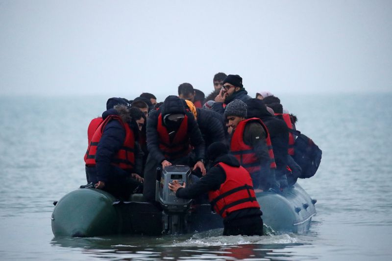 &copy; Reuters. Au moins 27 migrants sont morts noyés dans le naufrage de leur embarcation au large de Calais mercredi alors qu'ils voulaient rejoindre la Grande-Bretagne, a indiqué mercredi l'Elysée. /Photo prise le 24 novembre 2021/REUTERS/Gonzalo Fuentes