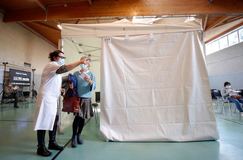 &copy; Reuters. Le gouvernement devrait annoncer jeudi le renforcement des mesures barrières et du pass sanitaire et l'accès au rappel vaccinal contre le COVID-19 pour tous les adultes, ont rapporté mercredi les médias français. /Photo prise le 17 novembre 2021/REUT