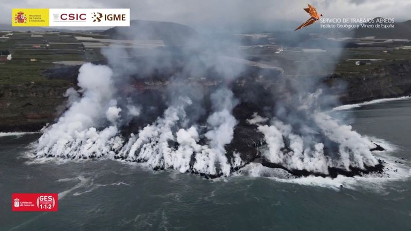 &copy; Reuters. Una imagen de un dron muestra corrientes de lava caliente fluyendo y humo ondulando mientras golpea el mar creando un nuevo delta volcánico, ampliando la superficie de la isla de La Palma, España 24 de noviembre de 2021. IGME-CSIC/Gobierno regional de L
