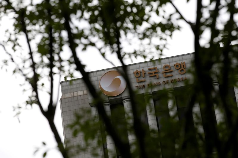 &copy; Reuters. FOTO DE ARCHIVO: El logotipo del Banco de Corea en la parte superior de su edificio en Seúl, Corea del Sur, 14 de julio de 2016.  REUTERS/Kim Hong-Ji/File Photo