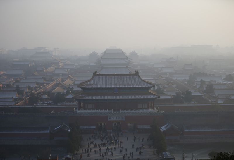 &copy; Reuters. FOTO DE ARCHIVO: La Ciudad Prohibida se ve desde la cima del Parque Jingshan durante un día muy contaminado en Pekín, China, 29 de noviembre de 2015. Pekín planea aumentar sus ya estrictas normas de emisiones de automóviles para 2017 en un intento de 