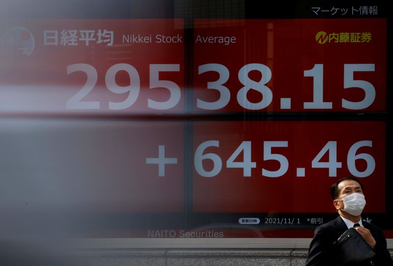 &copy; Reuters. شاشة إلكترونية تعرض متوسط المؤشر نيكي للأسهم اليابانية خارج مكتب للسمسرة في العاصمة طوكيو يوم 1 نوفمبر تشرين الثاني 2021. تصوير: إيسي كاتو - رو