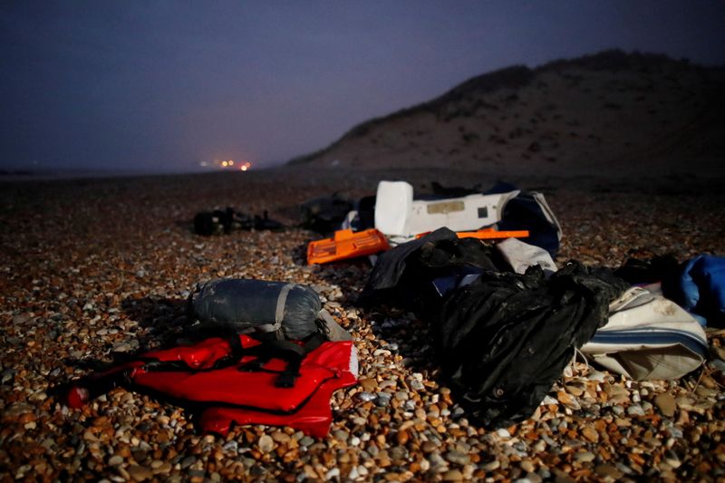 &copy; Reuters. FILE PHOTO: A damaged inflatable dinghy and a sleeping bag abandonned by migrants are seen on the beach near Wimereux, France, November 24, 2021. REUTERS/Gonzalo Fuentes