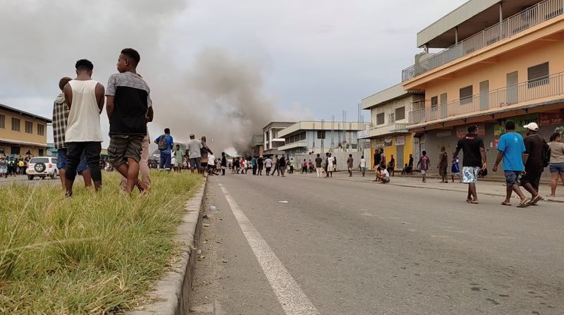 &copy; Reuters. Les habitants des îles Salomon ont bravé jeudi le confinement imposé par le gouvernement et ont à nouveau manifesté dans la capitale, mettant le feu à des bâtiments. /Photo prise le 24 novembre 2021/REUTERS/Georgina Kekea