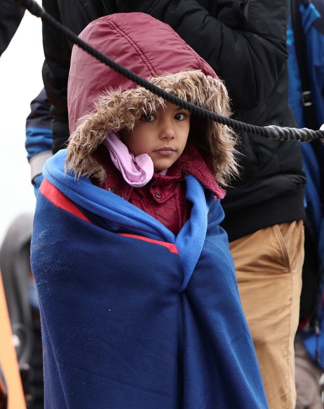 &copy; Reuters. طفل من المهاجرين بعد إنقاذه من قارب في القنال الانجليزي يوم الأربعاء. تصوير هنري نيكولز - رويترز.
