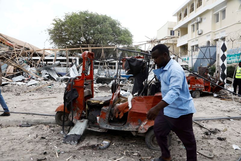 &copy; Reuters. Au moins huit personnes ont été tuées jeudi dans la capitale somalienne Mogadiscio dans une attaque suicide lancée par des militants islamistes contre un convoi de sécurité des Nations unies (ONU) à l'aide d'un véhicule chargé d'explosifs, selon 