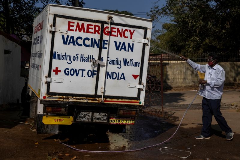 &copy; Reuters. 　１１月２５日、アジア開発銀行（ＡＤＢ）は、インド政府による新型コロナウイルスワクチン購入向けに１５億ドルの融資を承認したと発表した。インド東部オディシャ州で１月撮影（２
