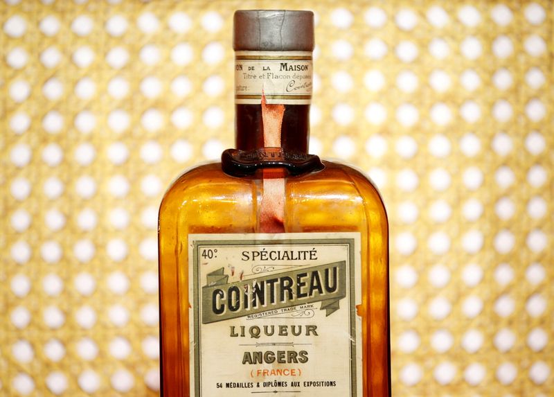 &copy; Reuters. Una bottiglia di Cointreau nella distilleria di Saint-Barthelemy-d'Anjou, vicino Angers, Francia, 8 febbraio 2019 REUTERS/Stephane Mahe