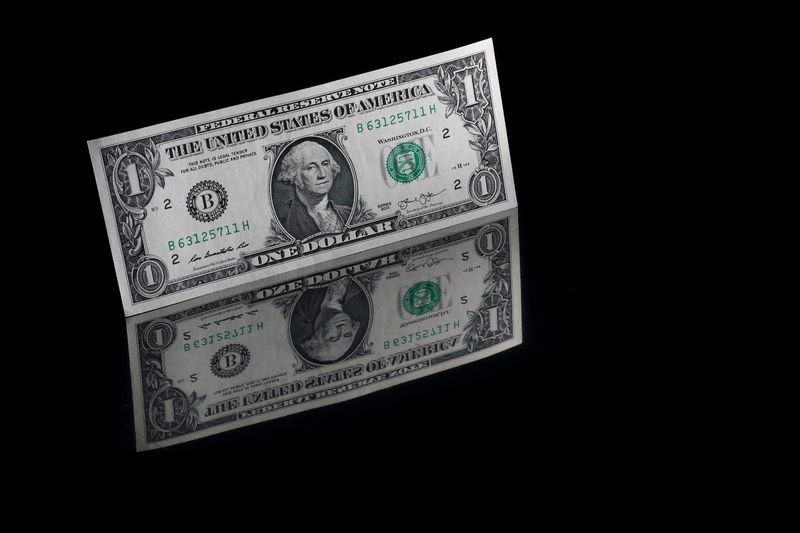&copy; Reuters. FILE PHOTO: A U.S. one dollar banknote is seen in this illustration taken November 23, 2021. REUTERS/Murad Sezer/Illustration