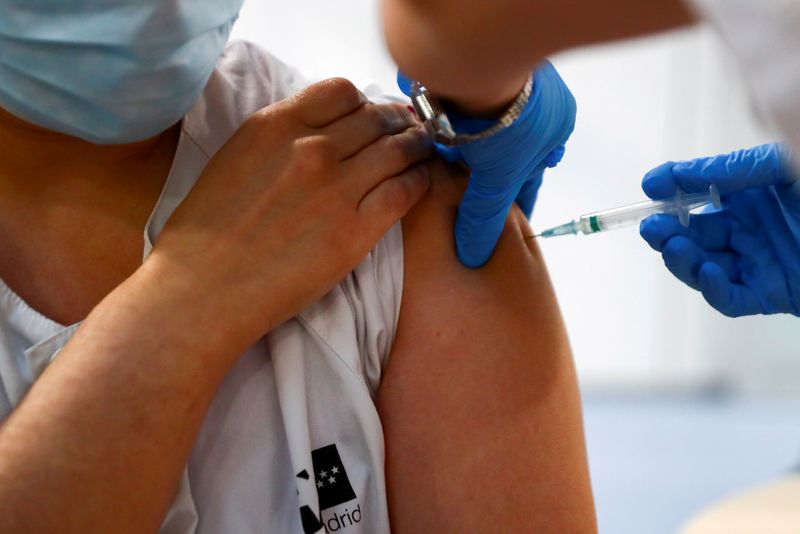 &copy; Reuters. FOTO DE ARCHIVO: Un trabajador sanitario recibe una dosis de la vacuna COVID-19 de Pfizer-BioNTech en Madrid, España, 4 de febrero de 2021. REUTERS/Sergio Pérez