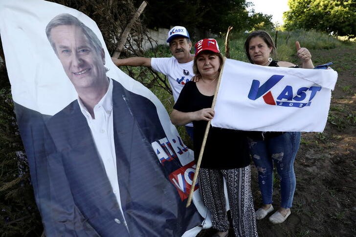 &copy; Reuters. Família posa para foto ao lado de imagem do candidato presidencial conservador José Antonio Kast em Yumbel, Chile
23/11/2021 REUTERS/Juan Gonzalez