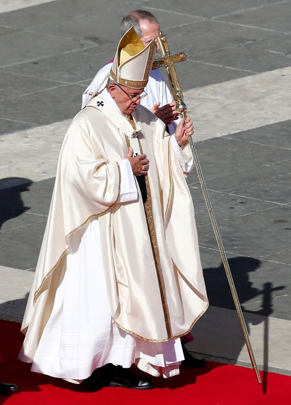 © Reuters. صورة من أرشيف رويترز للبابا فرنسيس بابا الفاتيكان يقود قداسا في ساحة القديس بطرس بالفاتيكان.
