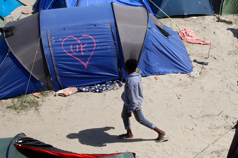 © Reuters. قلب بداخله مكتوب رمز برطانيا على جانب خيمة في مخيم مؤقت للاجئين في كاليه بفرنسا. صورة من أرشيف رويترز.