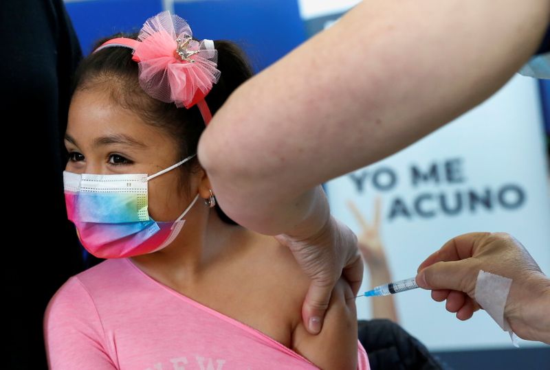 &copy; Reuters. Criança recebe dose da vacina contra Covid-19 CoronaVac em escola pública em Concón, no Chile
27/09/2021 REUTERS/Rodrigo Garrido