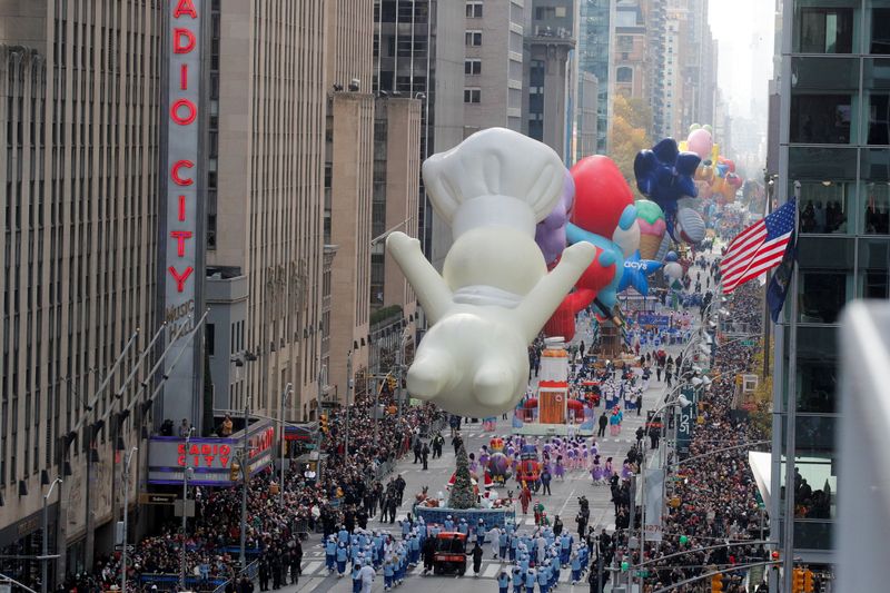 &copy; Reuters. Balloons fly during the 95th Macy's Thanksgiving Day Parade in Manhattan, New York City, U.S., November 25, 2021.  REUTERS/Brendan McDermid
