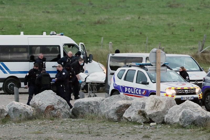 © Reuters. الشرطة الفرنسية تحمل جثة على محفة بعد اكتشافها قبالة شاطئ سانجات قرب كاليه بفرنسا يوم الخميس.  تصوير:رويترز.