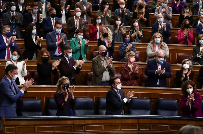 &copy; Reuters. FILE PHOTO: Spain's Treasure Minister Maria Jose Montero is applauded by her Socialists Party deputies, including Prime Minister Pedro Sanchez and second deputy Prime Minister Yolanda Diaz, after the draft of 2022 budget passed the first vote at the end o