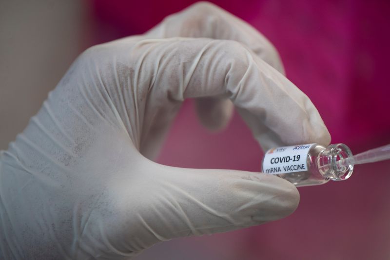 &copy; Reuters. １１月２５日、米バイデン政権が新型コロナウイルスワクチンの追加接種（ブースター接種）の対象を全ての成人に拡大したことを受け、追加接種のペースが急伸していることが分かった。