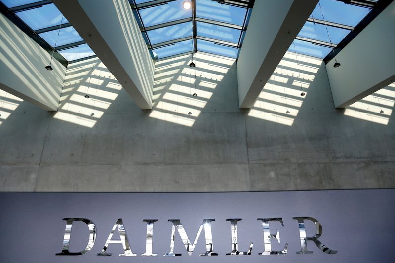 &copy; Reuters. FILE PHOTO: The Daimler logo is seen before the carmaker's annual shareholder meeting in Berlin, Germany, April 5, 2018. REUTERS/Hannibal Hanschke/File Photo