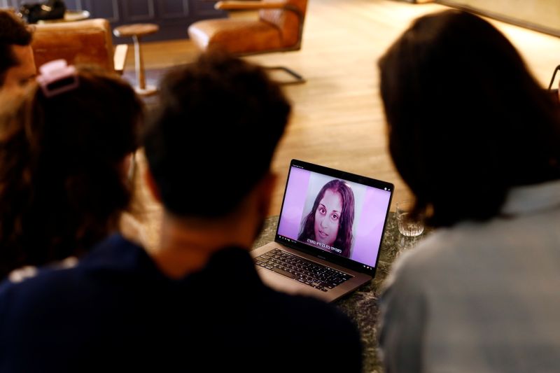 &copy; Reuters. Liron Ozeri, irmão de Sagit Ozeri, que foi assassinada pelo marido, assiste vídeo de campanha de combate à violência contra a mulher 
25/11/2021
REUTERS/Corinna Kern