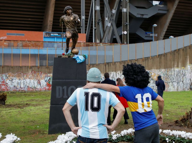 &copy; Reuters. Homenagem a Diego Maradona no aniversário de um ano da morte do ídolo argentino
25/11/2021
REUTERS/Ciro De Luca