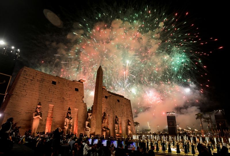 &copy; Reuters. الألعاب النارية تضئ سماء مدينة الأقصر خلال الاحتفال بإحياء "طريق الكباش" يوم الخميس. تصوير: محمد عبد الغني - رويترز. 