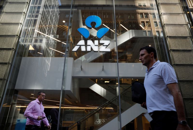 &copy; Reuters. FILE PHOTO: Commuters walk past an ANZ bank branch in Sydney, Australia April 23, 2018. REUTERS/Edgar Su
