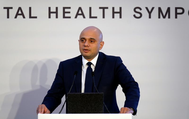 &copy; Reuters. El ministro de salud británico, Sajid Javid, habla durante un simposio de salud, en Londres, Inglaterra, Noviembre 25, 2021. Andrew Matthews/Pool vía REUTERS