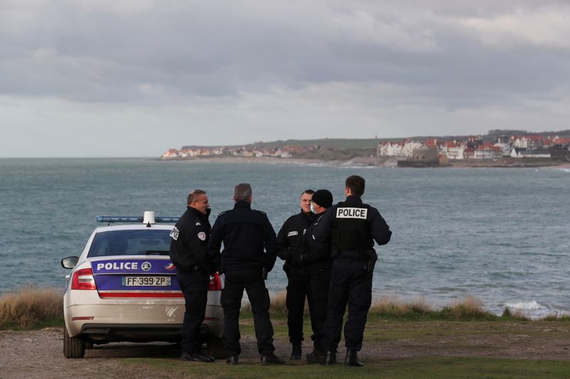 &copy; Reuters.  １１月２５日、 フランス北部から英国へ密航しようとした移民のボートがドーバー海峡近くで転覆して２７人が死亡したことを受け、マクロン仏大統領は、再発防止に向けて北部沿岸の監