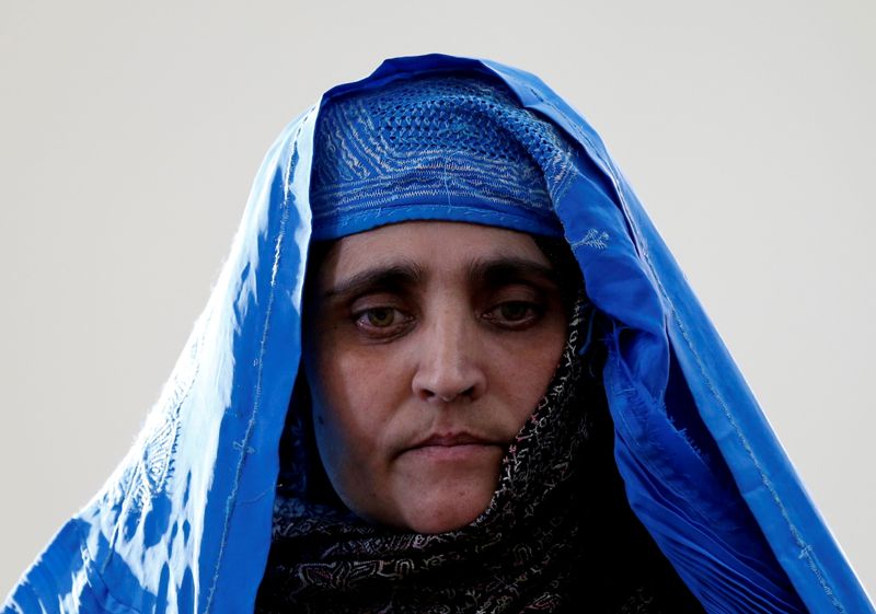 &copy; Reuters. شربات جولا، "الفتاة الأفغانية" الشهيرة التي نشرت صورةتها على غلاف مجلة ناشونال جيوجرافيك. صورة من أرشيف رويترز.