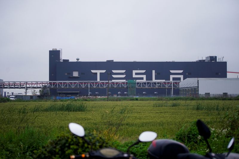 © Reuters. FILE PHOTO: A Tesla sign is seen at the U.S. electric vehicle maker's factory in Shanghai, China, May 13, 2021. REUTERS/Aly Song/File Photo