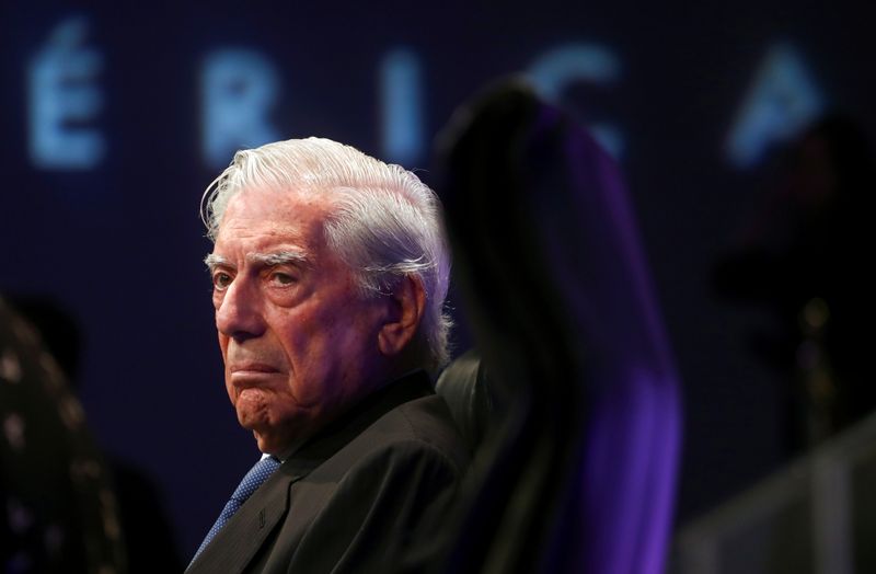&copy; Reuters. FOTO DE ARCHIVO: El premio Nobel peruano  Mario Vargas Llosa presenta su nuevo libro "Tiempos Recios" en Casa de America en Madrid, España,  8 de octubre, 2019 REUTERS/Sergio Perez/File Photo