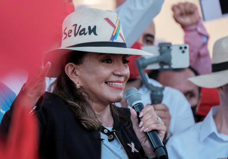&copy; Reuters. FILE PHOTO: Xiomara Castro, presidential candidate for the opposition Libre Party, speaks during the closing rally of her electoral campaign in San Pedro Sula, Honduras November 20, 2021. REUTERS/Yoseph Amaya//File Photo