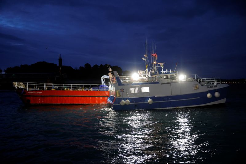 &copy; Reuters. Des pêcheurs français ont bloqué vendredi matin l'entrée dans Des pêcheurs français ont bloqué vendredi matin l'entrée dans le port de Saint-Malo (Ille-et-Vilaine) d'un ferry en provenance de Jersey, le "Normandy Trader", a constaté un journalist