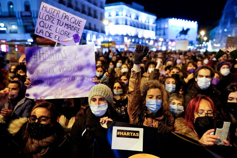 &copy; Reuters. Manifestantes participan en una protesta para conmemorar el Día Internacional de la Eliminación de la Violencia contra la Mujer, en Madrid, España, el 25 de noviembre, 2021. REUTERS/Juan Medina