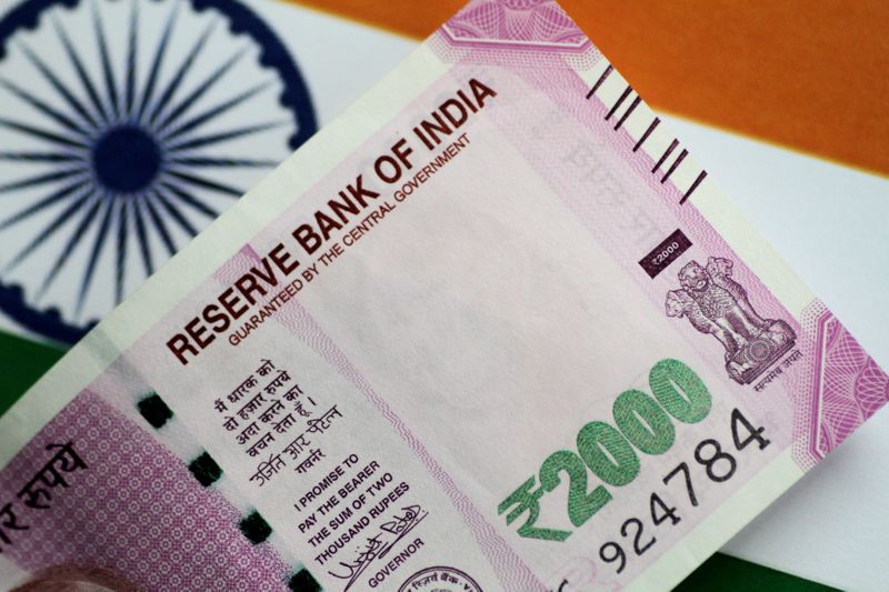 India rupee sees worst week in seven on new variant