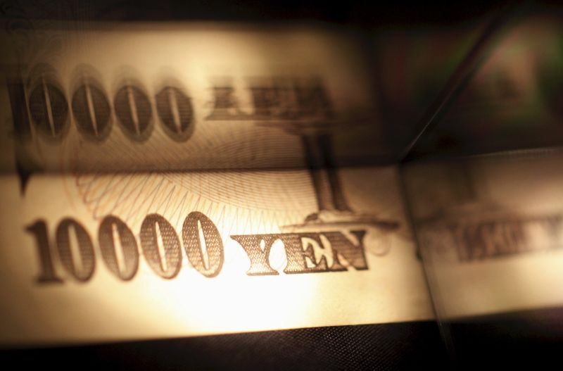 &copy; Reuters. FILE PHOTO: Light is cast on a Japanese 10,000 yen note as it's reflected in a plastic board in Tokyo, in this February 28, 2013 picture illustration.   REUTERS/Shohei Miyano