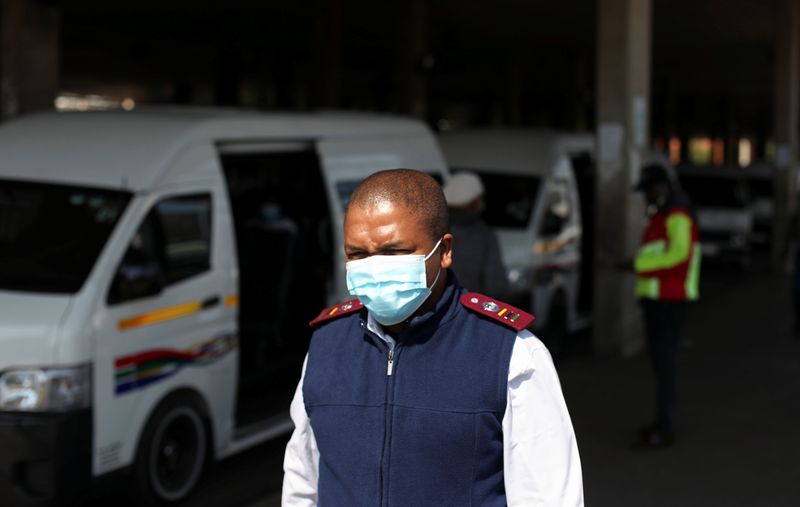 &copy; Reuters. أحد العاملين بالقطاع الصحي في جنوب أفريقيا يضع كمامة للوقاية من فيروس كورونا في سويتو يوم الجمعة. تصوير: سيفيوي سيبيكو - رويترز 