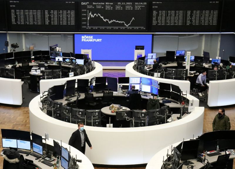 &copy; Reuters. متعاملون أثناء التداول في بورصة فرانكفورت يوم الخميس. تصوير: رويترز 