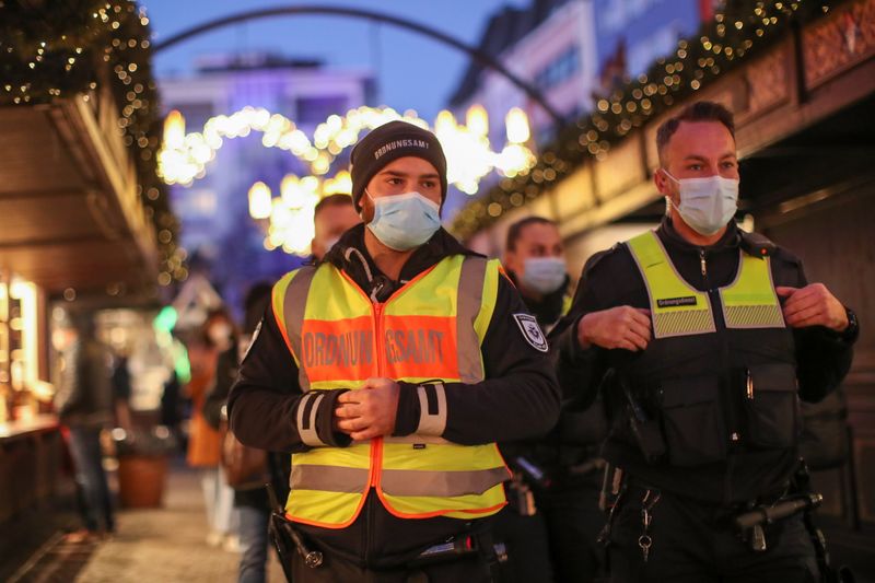 &copy; Reuters. 　１１月２６日、ドイツで新たに確認された新型コロナウイルス感染者が７万６０００人を超え過去最多となった。独コロンで２２日撮影（２０２１年　ロイター/Thilo Schmuelgen）