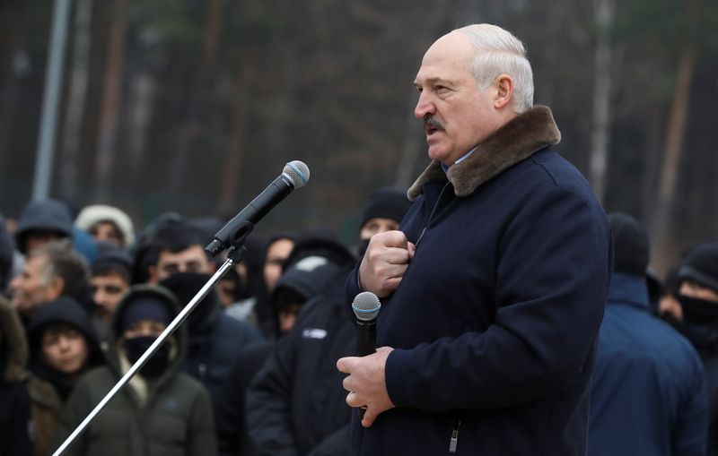 &copy; Reuters. Belarusian President Alexander Lukashenko speaks to migrants as he visits the transport and logistics centre Bruzgi on the Belarusian-Polish border, in the Grodno region, Belarus November 26, 2021. REUTERS/Kacper Pempel