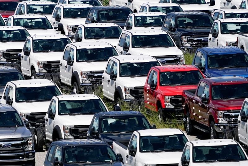 © Reuters. FILE PHOTO: Thousands of Ford F-150s without chips are stored at Kentucky Speedway in Sparta, Kentucky, U.S., September 8, 2021.  REUTERS/Jeff Dean/File Photo