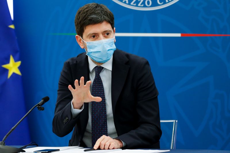 &copy; Reuters. Il ministro della salute italiano Roberto Speranza gesticola mentre parla durante una conferenza stampa. Roma, 16 aprile 2021 REUTERS/Remo Casilli/Pool