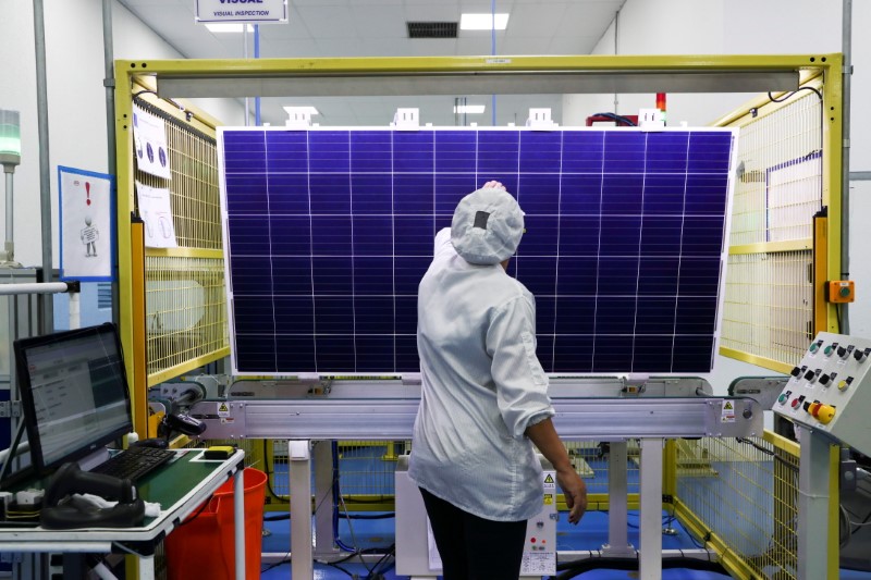 &copy; Reuters. Funcionária checa qualidade de módulo solar em fábrica de Campinas, SP
13/02/2020
REUTERS/Amanda Perobelli