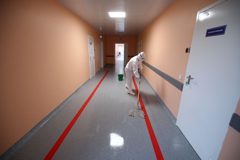 &copy; Reuters. FILE PHOTO: A worker cleans the floor in a local hospital where patients suffering from the coronavirus disease (COVID-19) are treated in the town of Kalach-on-Don in Volgograd Region, Russia November 14, 2021. REUTERS/Kirill Braga