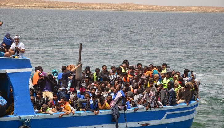 &copy; Reuters. La marine tunisienne a secouru vendredi 487 migrants à bord d'un bateau surchargé qui s'est retrouvé en difficulté par mer forte en Méditerranée. /Photo d'archives/REUTERS